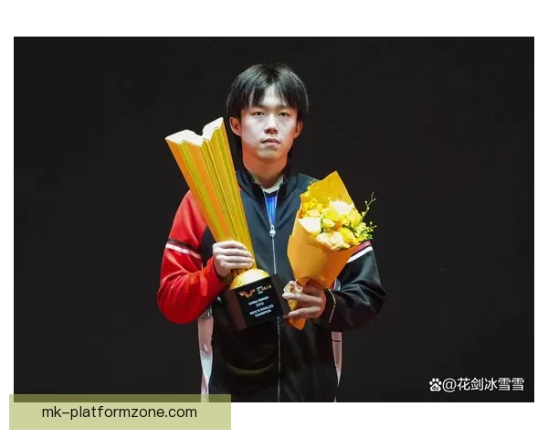 刘国正妻子看王楚钦比赛泪洒现场 累到双手撑地感动不已 刘国正妻子看王楚钦比赛泪洒现场 累到双手撑地感动不已